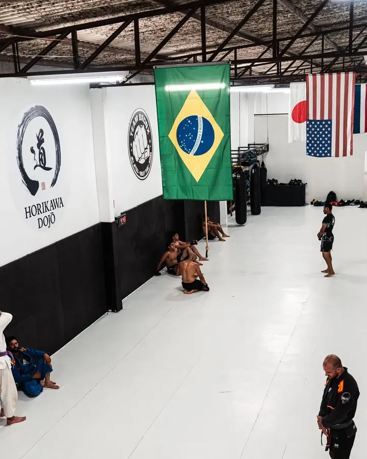 O enso e o nome do dojo pintados na parede do salão de treino
