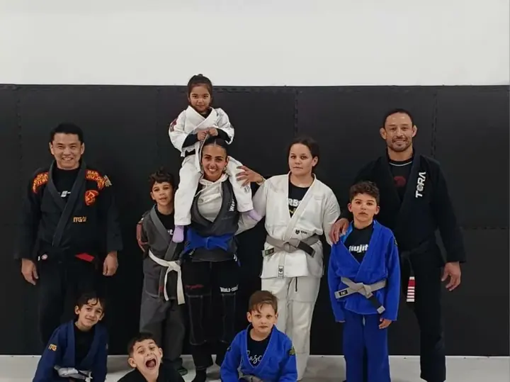 Turma infantil de jiu-jitsu reunida no tatame